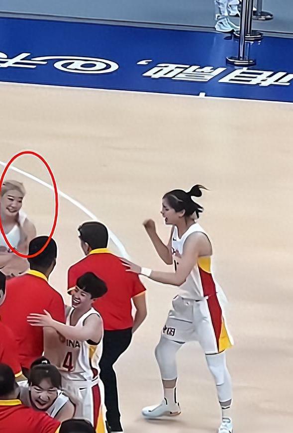 阿森纳今日表现抢眼，泰山整场无解，教练赛后亲自拥抱的简单介绍